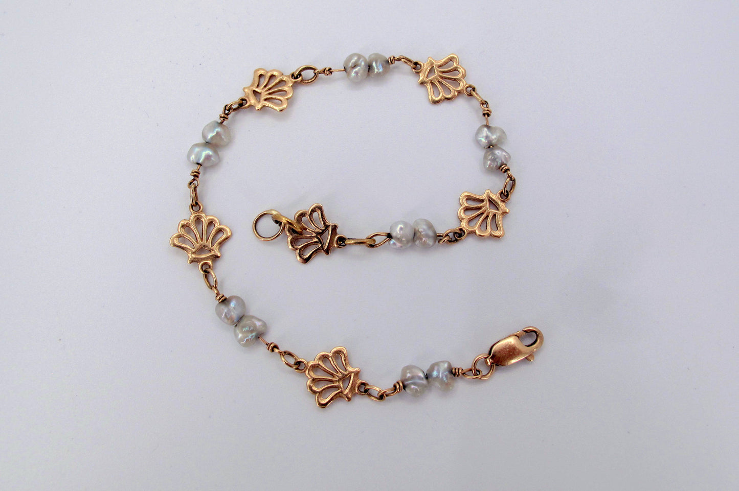 14K Yellow Gold Seashells Pearls Ladies Bracelet 7" Long