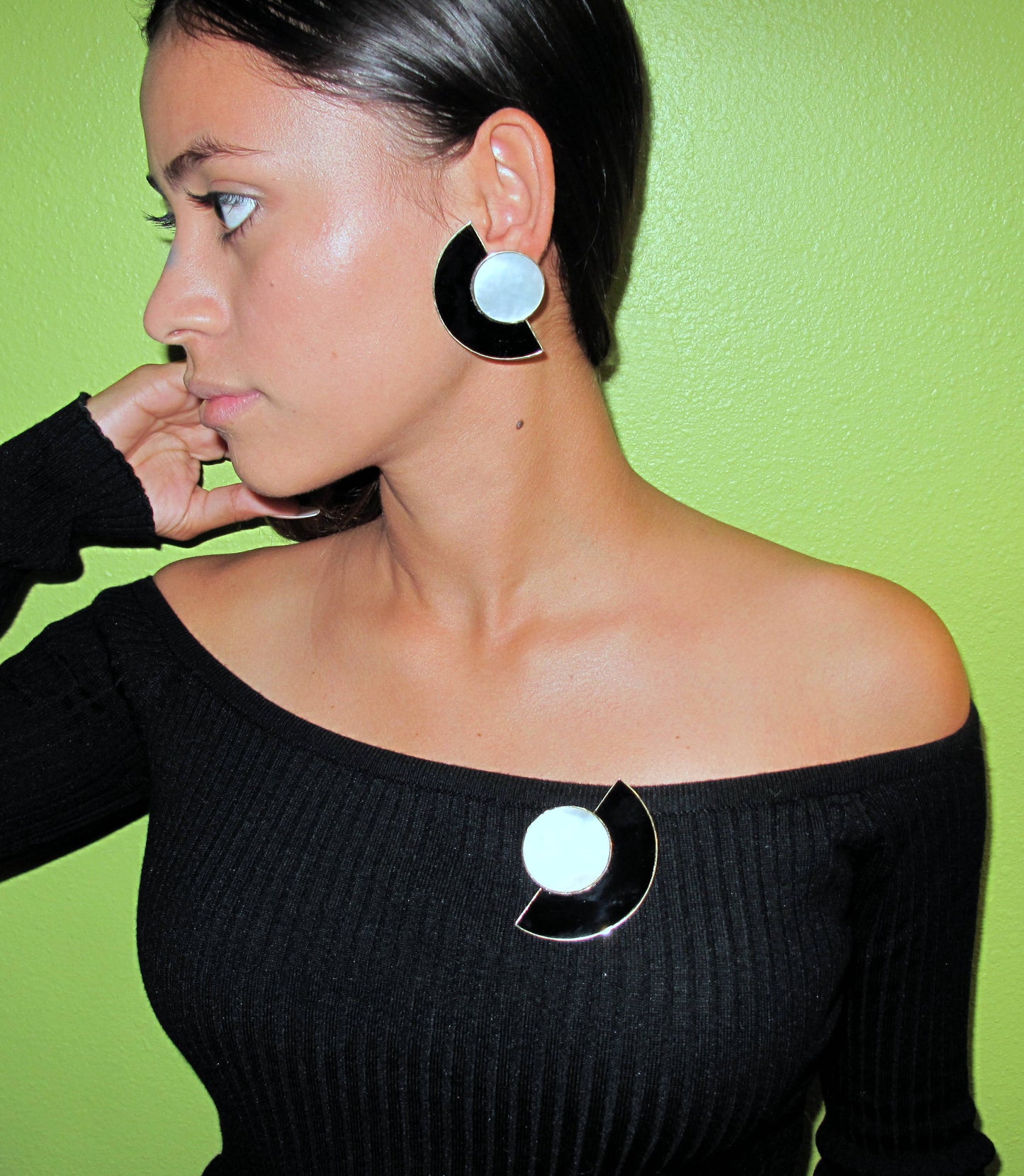 Stunning Retro 14K Gold M.O.P & Onyx Ladies Earrings Fine Jewelry
