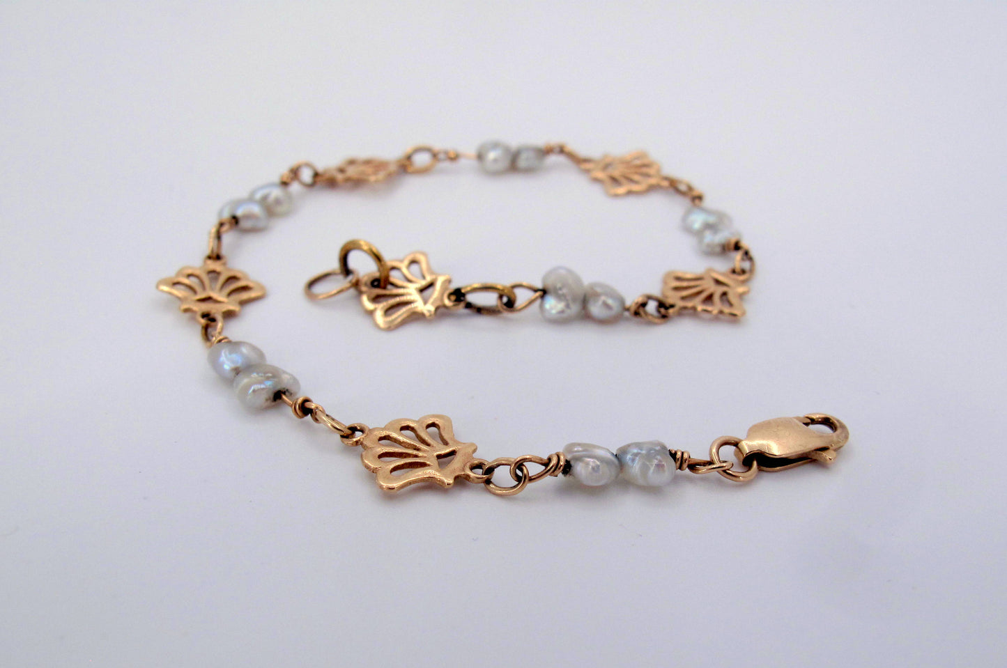 14K Yellow Gold Seashells Pearls Ladies Bracelet 7" Long