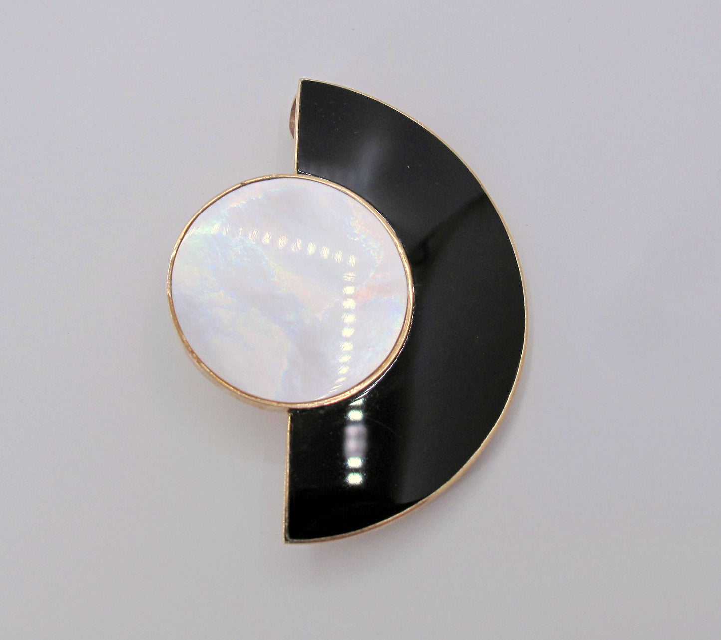 Stunning Retro 14K Gold M.O.P & Onyx Ladies Pendant Fine Jewelry