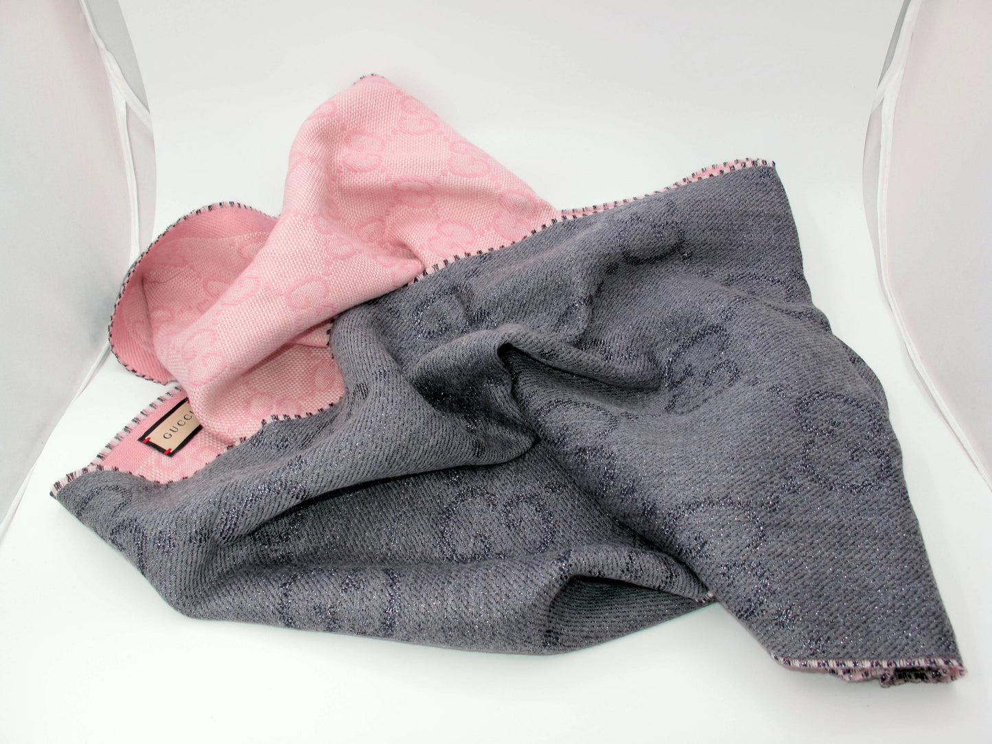 Stunning GUCCI GG Metallic Ladies Scarf Wool Gray/Pink With Box